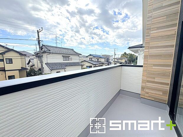 〜洗濯物も干しやすいバルコニー〜 ・バルコニーには物干し竿受けが標準装備されております。 ・テラス屋根等のオプションもお気軽にご相談くださいませ。