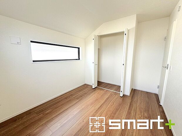 〜自然な風合いの洋室〜 ・ナチュラルな色彩で纏められた洋室は家具のコーディネートもしやすくなっております。 ・どんな家具にするか考えるだけでも楽しくなってきますね。