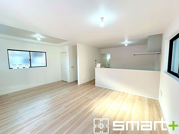 〜日当り良好のＬＤＫ〜 ・穏やかな陽だまりに包まれる居心地の良いＬＤＫは、ご家族が自然と集まる憩いのスペースに。 ・柔らかみのあるナチュラルカラーで、家具やカーテンの色も選びやすいです。