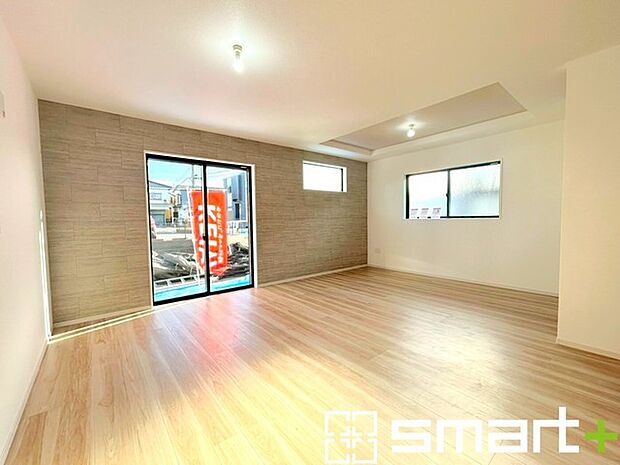 ~穏やかな陽の入るLDK~ ・大きな窓のあるLDKは陽当りも良好で明るい空間となっております。 ・ご家族団らんなど過ごす時間の多いLDKが明るいのは嬉しいポイントですね。