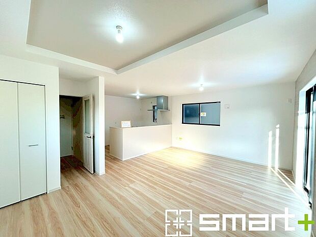 ~折り上げ天井のあるLDK~ ・一部天井を高くする折り上げ天井を配する事で縦への空間が生まれ、開放感のある広々とした仕様に。 ・ぜひ現地でその魅力をご体感くださいませ。