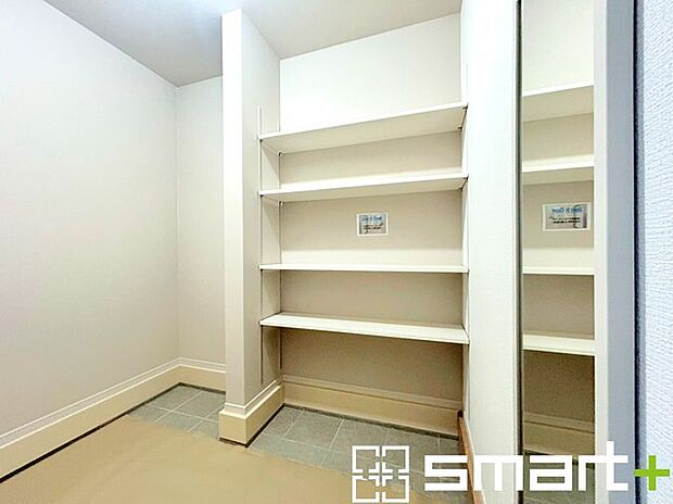 〜収納スペース充実の玄関周り〜 ・玄関にはシューズインクローク完備。ベビーカーやゴルフバッグ、お子様のスポーツ用品などたくさん収納できます。 ・便利な稼働式の棚付きが嬉しいですね。