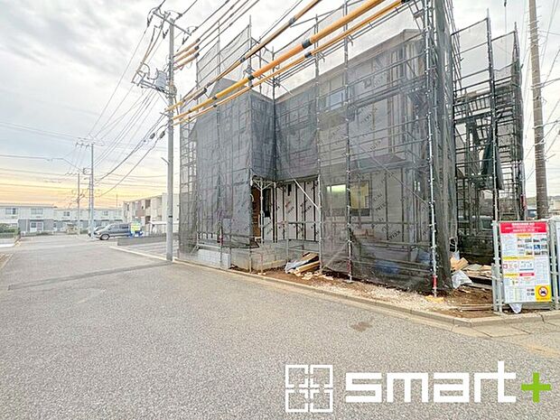 〜閑静な住宅街の立地〜 ・周辺は閑静な住宅街となっておりますので、静かな暮らしをご実現いただけます。 ・前面道路の交通量も多くないので、小さなお子様がいるご家庭でもご安心ですね。 