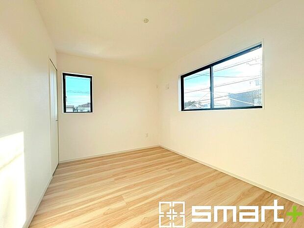 ~2面採光の明るいお部屋~ ・洋室は2面採光とする事で穏やかな陽の入る明るい空間となっております。 ・くつろぎのプライベート時間を明るい空間で穏やかにお過ごしいただけます。