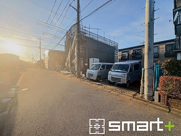 ~閑静な住宅街の立地~ ・周辺は閑静な住宅街となっておりますので、静かな暮らしをご実現いただけます。 ・前面道路の交通量も多くないので、小さなお子様がいるご家庭でもご安心ですね。