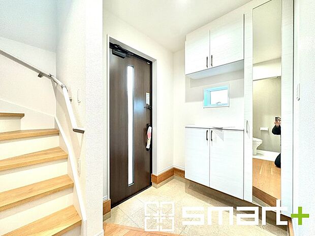 〜お出かけ前の身だしなみも〜 ・シューズボックスに姿見をご用意。 ・朝の忙しい時間もお出かけ前にパっと服装をご確認いただけます。 