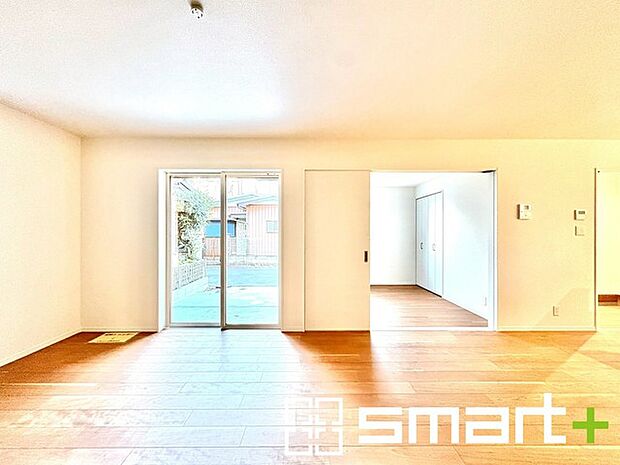 〜穏やかな陽の入るLDK〜 ・大きな窓のあるLDKは陽当りも良好で明るい空間となっております。 ・ご家族団らんなど過ごす時間の多いLDKが明るいのは嬉しいポイントですね。