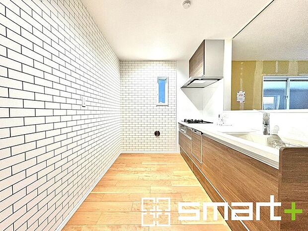 〜食器洗浄機を標準装備〜 ・キッチンにはビルトインタイプの食器洗浄機を標準装備。 ・家事にかける時間を削減でき、「自分時間」を増やすことができる嬉しいアイテムです。