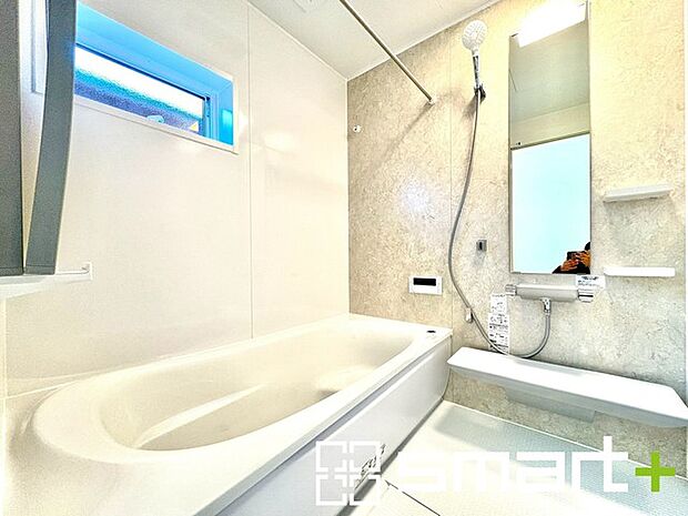 ~浴室乾燥機付きの浴室~ ・浴室には乾燥機が付いているので雨の日でも洗濯物を干すことが可能です。 ・水はけの良い床材など機能面も充実。マイクロバブルなどオプションもご相談くださいませ。