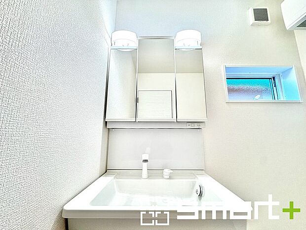 ~シャワー付き洗面台を採用~ ・洗面台の蛇口がホースで伸びシャワーとしてご利用可能。 ・朝の寝ぐせ直しなどにシャワーを使いたい時、洗面台の掃除をする際にも便利にお使いいただけますよ。