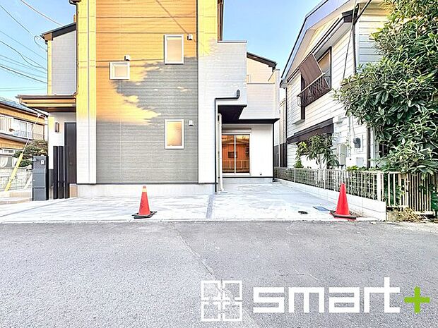 〜十分な広さのある前面道路〜 ・前面道路は約4mございますので、お車でのすれ違いも可能で余計なストレスがかかりません。 ・日々お車での移動が多い方には大切なポイントですね。