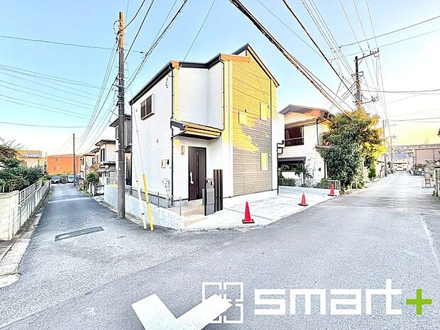 ~開放感ある角地のお住まい~ ・2方向が空く事で開放感のある角地に位置しております。 ・窮屈な感じが無く、ゆったりと暮らせるこの魅力をぜひ現地でご体感くださいませ。