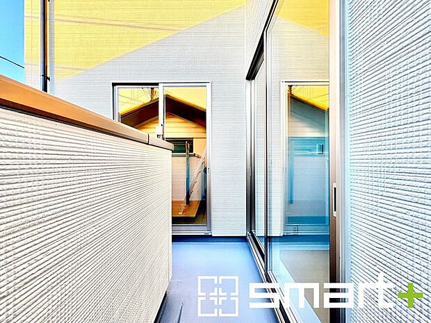 〜洗濯物も干しやすいバルコニー〜 ・バルコニーには物干し竿受けが標準装備されております。 ・テラス屋根等のオプションもお気軽にご相談くださいませ。