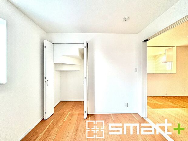 〜リビングに隣接した4.5帖洋室〜 ・クローゼット、床暖房完備。 ・扉付きなので、個室としても使いやすい空間です。