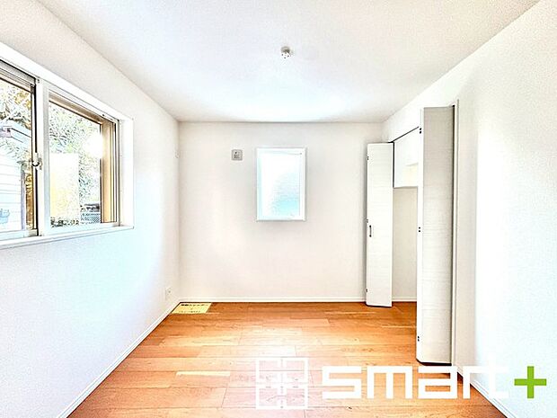 〜自然な風合いの1階洋室〜 ・ナチュラルな色彩で纏められた洋室は家具のコーディネートもしやすくなっております。 ・どんな家具にするか考えるだけでも楽しくなってきますね。 