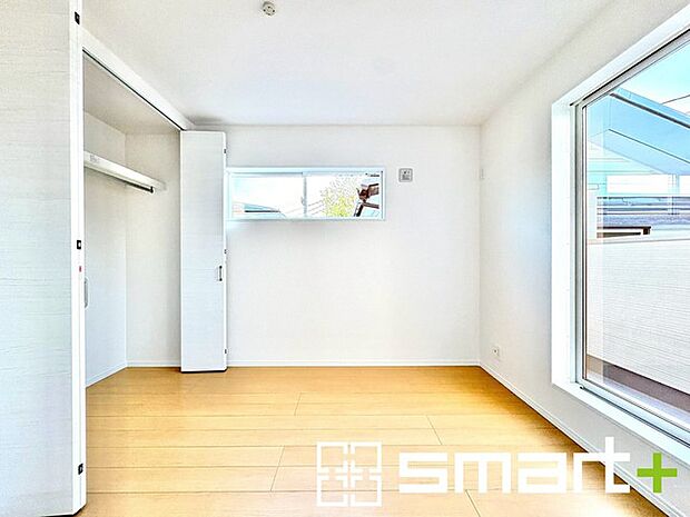 〜2面採光の明るいお部屋〜 ・洋室は2面採光とする事で穏やかな陽の入る明るい空間となっております。 ・くつろぎのプライベート時間を明るい空間で穏やかにお過ごしいただけます。