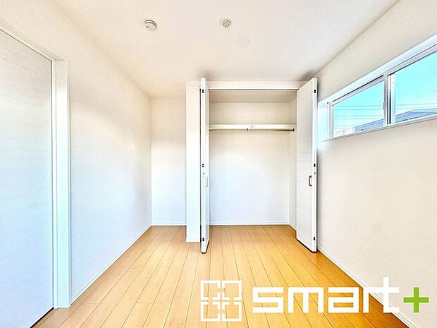 〜収納豊富な洋室〜 ・各居室に備え付けの収納をご用意。タンスなどを置く場合と比べ出っ張らないので部屋の中を有効のご活用いただけます。 ・収納の広さなどぜひ現地でご確認くださいませ。