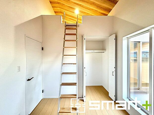 〜ロフト付きの洋室〜 ・2面採光とする事で穏やかな陽の入る明るい空間となっております。 ・クローゼット、ロフトもあり、収納性と遊び心も兼ね備えた空間です。