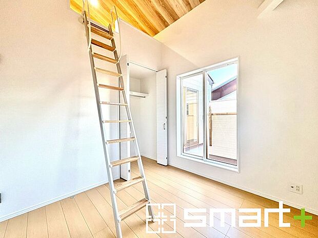 〜オプション施行もお任せください〜 ・フローリングの変色など劣化を軽減し、水をこぼした場合などにも防いでくれるフロアコーテイングが人気となっております。 ・オプション施行もお任せください。