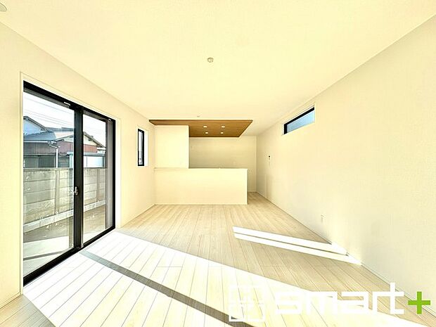 ~穏やかな陽の入るLDK~ ・大きな窓のあるLDKは陽当りも良好で明るい空間となっております。 ・ご家族団らんなど過ごす時間の多いLDKが明るいのは嬉しいポイントですね。