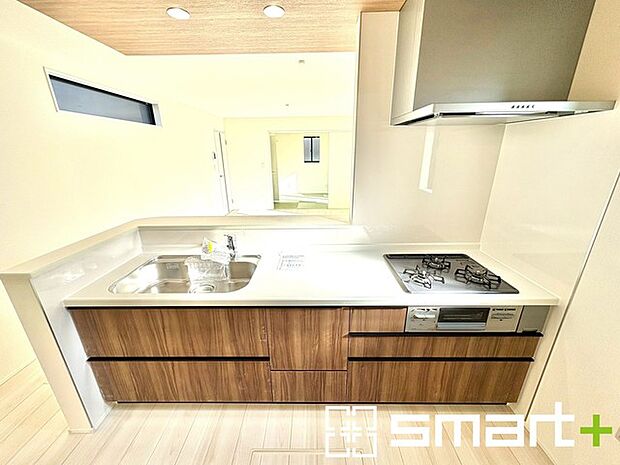 ~人気のカウンターキッチン~ ・キッチンには余計な柱が無いので、リビングが見渡せ開放感のある造りとなっております。 ・蛇口には浄水器が内蔵されるなど機能面でも優れたキッチンです。