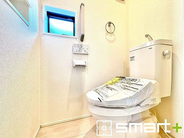 ~やはり便利なタンク式トイレ~ ・最近はタンクレストイレもございますが、タンク式の場合は停電時もお水を流すことが可能。 ・故障時なども比較的費用が安くなるなど、メリットが多くなります。