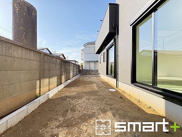 ~お庭もある余裕の敷地~ ・広々した敷地にはお庭もご用意。お庭があるだけで余裕を感じますね。 ・防草シートや人工芝の敷設などのオプションもお気軽にご相談くださいませ。