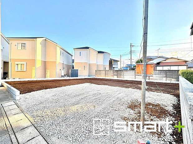 〜ベタ基礎でしっかりとした土台〜 ・コンクリートの中に鉄筋を配し強度を高めた「ベタ基礎」を採用。 ・しっかりとした土台を造ったうえで、その上に建物が築造されていきます。 