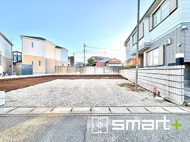 〜閑静な住宅街の立地〜 ・周辺は閑静な住宅街となっておりますので、静かな暮らしをご実現いただけます。 ・前面道路の交通量も多くないので、小さなお子様がいるご家庭でもご安心ですね。 