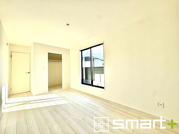 ~ウォークインクローゼットのあるお部屋~ ・人気のウォークインクローゼットをご用意。季節物や趣味の道具などもスッキリと収納が可能です。 ・最近流行りの収納術などもぜひご活用くださいませ。