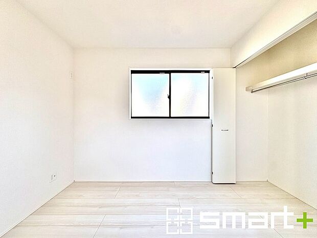 ~収納豊富な洋室~ ・各居室に備え付けの収納をご用意。タンスなどを置く場合と比べ出っ張らないので部屋の中を有効のご活用いただけます。 ・収納の広さなどぜひ現地でご確認くださいませ。