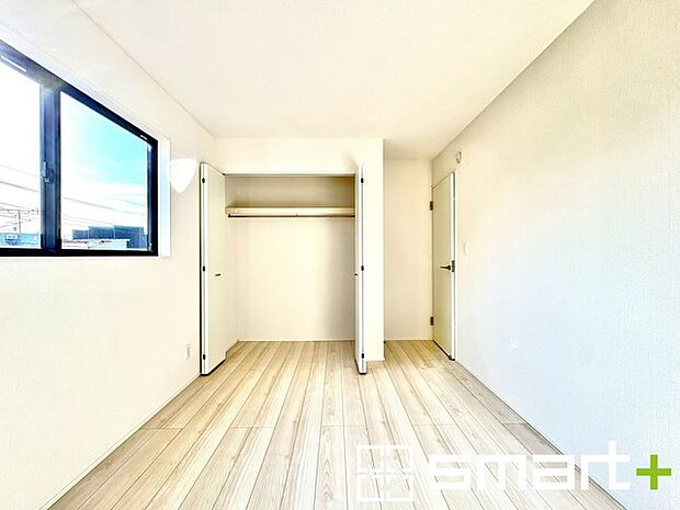 ~自然な風合いの洋室~ ・ナチュラルな色彩で纏められた洋室は家具のコーディネートもしやすくなっております。 ・どんな家具にするか考えるだけでも楽しくなってきますね。