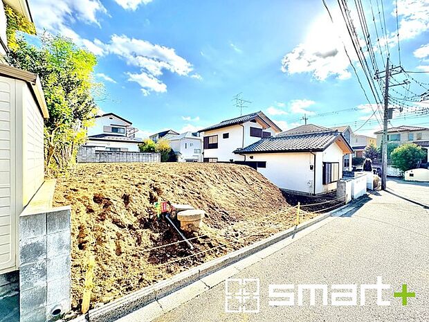 〜十分な広さのある前面道路〜 ・前面道路は約6mございますので、お車でのすれ違いも楽々で余計なストレスがかかりません。 ・日々お車での移動が多い方には大切なポイントですね。