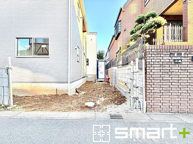 ~閑静な住宅街の立地~ ・周辺は閑静な住宅街となっておりますので、静かな暮らしをご実現いただけます。 ・前面道路の交通量も多くないので、小さなお子様がいるご家庭でもご安心ですね。