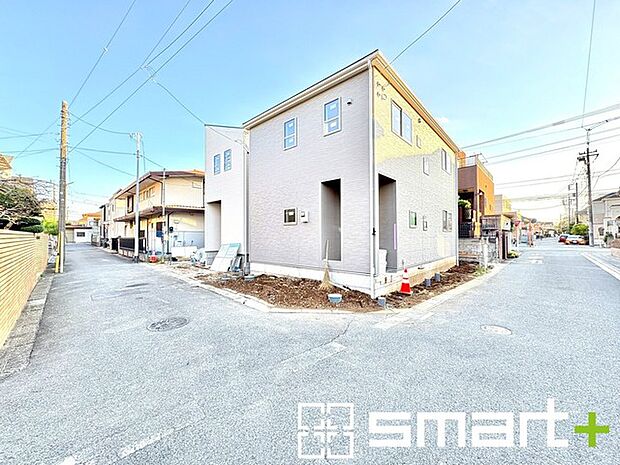 〜開放感ある角地のお住まい〜 ・2方向が空く事で開放感のある角地に位置しております。 ・窮屈な感じが無く、ゆったりと暮らせるこの魅力をぜひ現地でご体感くださいませ。