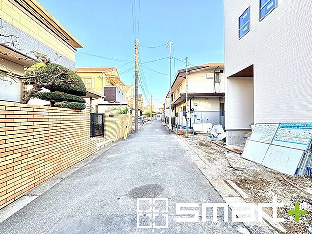 〜十分な広さのある前面道路〜 ・前面道路は約4ｍございますので、お車でのすれ違いも可能で余計なストレスがかかりません。 ・日々お車での移動が多い方には大切なポイントですね。 