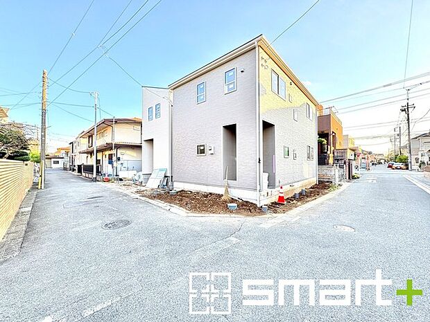 〜閑静な住宅街の立地〜 ・周辺は閑静な住宅街となっておりますので、静かな暮らしをご実現いただけます。 ・前面道路の交通量も多くないので、小さなお子様がいるご家庭でもご安心ですね。 