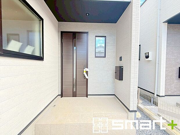 〜穏やかな陽が入る玄関〜 ・窓に加えて玄関ドアのガラス部分からも穏やかな陽が入り、明るい玄関に。 ・来客時に誰が来たかすぐにわかるモニター付きのインターフォンは防犯対策にもなります。