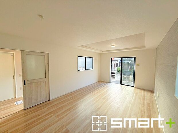 〜穏やかな陽の入るLDK〜 ・大きな窓のあるLDKは陽当りも良好で明るい空間となっております。 ・ご家族団らんなど過ごす時間の多いLDKが明るいのは嬉しいポイントですね。