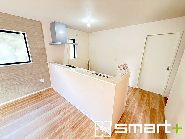 〜人気のカウンターキッチン〜 ・キッチンには余計な柱が無いので、リビングが見渡せ開放感のある造りとなっております。 ・蛇口には浄水器が内蔵されるなど機能面でも優れたキッチンです。