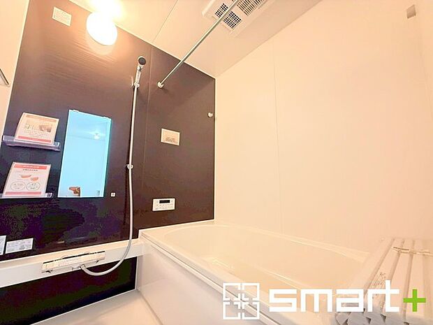 〜浴室乾燥機付きの浴室〜 ・浴室には乾燥機が付いているので雨の日でも洗濯物を干すことが可能です。 ・水はけの良い床材など機能面も充実。マイクロバブルなどオプションもご相談くださいませ。 