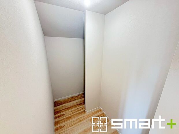 〜本格的な広さのウォークイン〜 ・しっかりとした広さのウォークインクローゼットを設けた仕様。 ・よくある小さめのウォークインは実際には収納力弱めですが、これだけ大きいと十分な収納力です。 