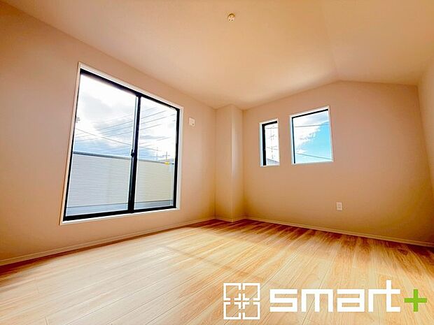 〜WIC付きの洋室〜 ・バルコニー側の大きな窓から穏やかな陽が差し込む明るい洋室はウォークインクローゼット付。 ・10.3帖のゆとりある広さでご夫婦やご兄弟でもゆったりお過ごしいただけます。