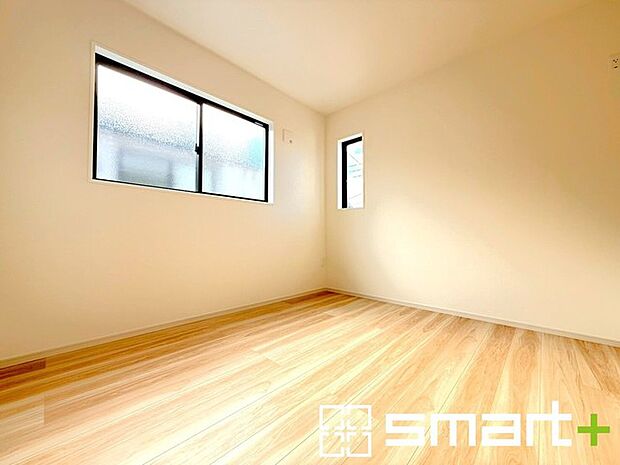 〜2面採光の明るいお部屋〜 ・洋室は2面採光とする事で穏やかな陽の入る明るい空間となっております。 ・くつろぎのプライベート時間を明るい空間で穏やかにお過ごしいただけます。