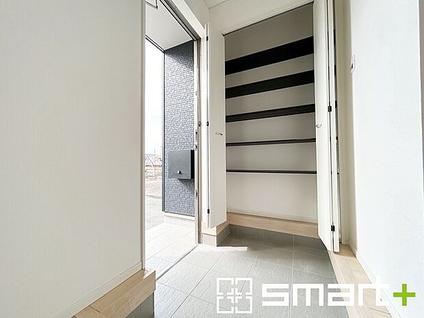 ~十分な容量のシューズボックス~ ・備え付けのシューズボックスは充分な容量を確保。 ・より大型のものへのご変更などご希望の方もお気軽にご相談くださいませ。