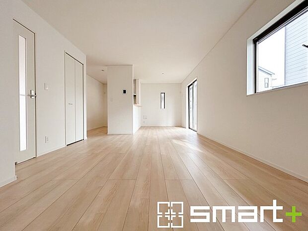 ~余裕の空間が広がるLDK~ ・18.5帖あるLDKはご家族団らんのお時間を余裕の広さで演出してくれます。 ・ご内覧の際は家具の配置などもイメージしながらご覧くださいませ。