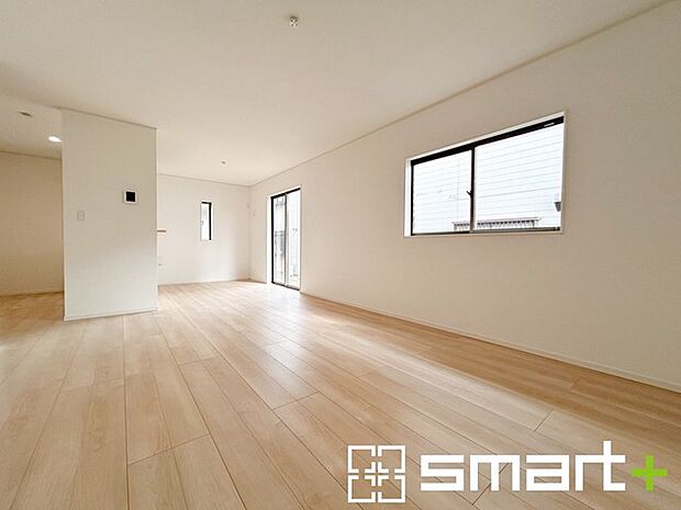 ~穏やかな陽の入るLDK~ ・大きな窓のあるLDKは陽当りも良好で明るい空間となっております。 ・ご家族団らんなど過ごす時間の多いLDKが明るいのは嬉しいポイントですね。