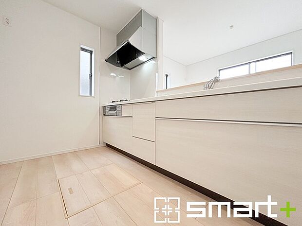 ~使い勝手の良いシステムキッチン~ ・料理がしやすい設計のキッチンでお料理もはかどりますね。 ・もちろんキッチン下部は収納になっておりますので、フライパンなども収納可能です。