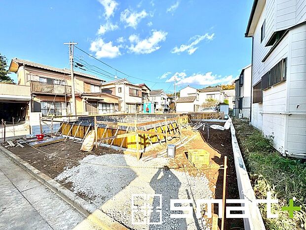 〜ベタ基礎でしっかりとした土台〜 ・コンクリートの中に鉄筋を配し強度を高めた「ベタ基礎」を採用。 ・しっかりとした土台を造ったうえで、その上に建物が築造されていきます。 