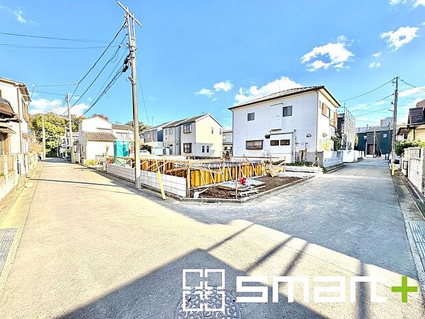 〜開放感ある角地のお住まい〜 ・2方向が空く事で開放感のある角地に位置しております。 ・窮屈な感じが無く、ゆったりと暮らせるこの魅力をぜひ現地でご体感くださいませ。 